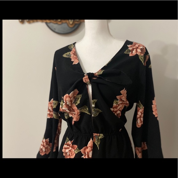 ⏰ Xhilaration Floral Tie Front Romper - M - Picture 3 of 5